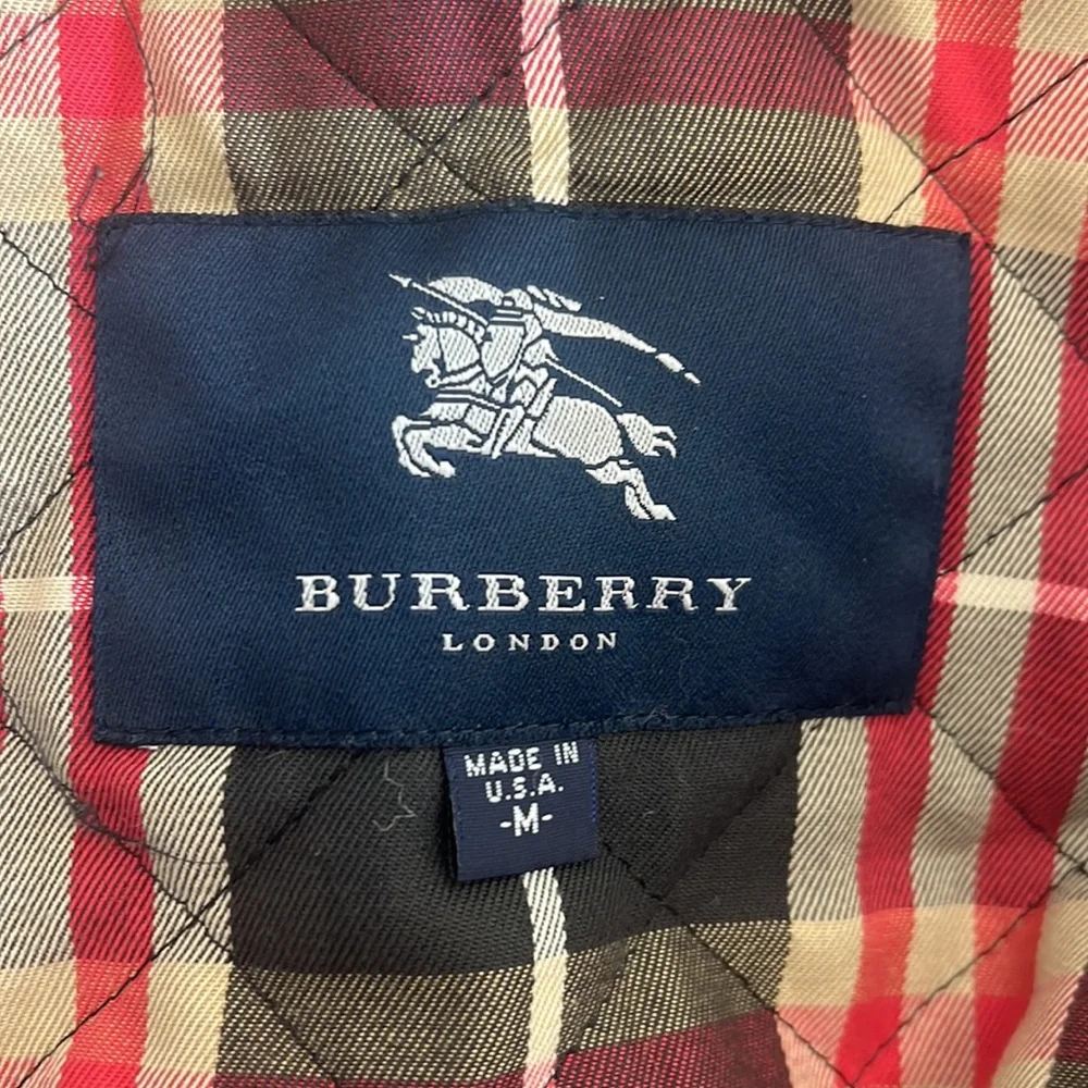 🔹 Burberry Hooded Coat